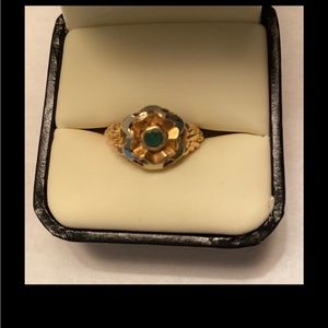 18kt Gold Ring with green stone